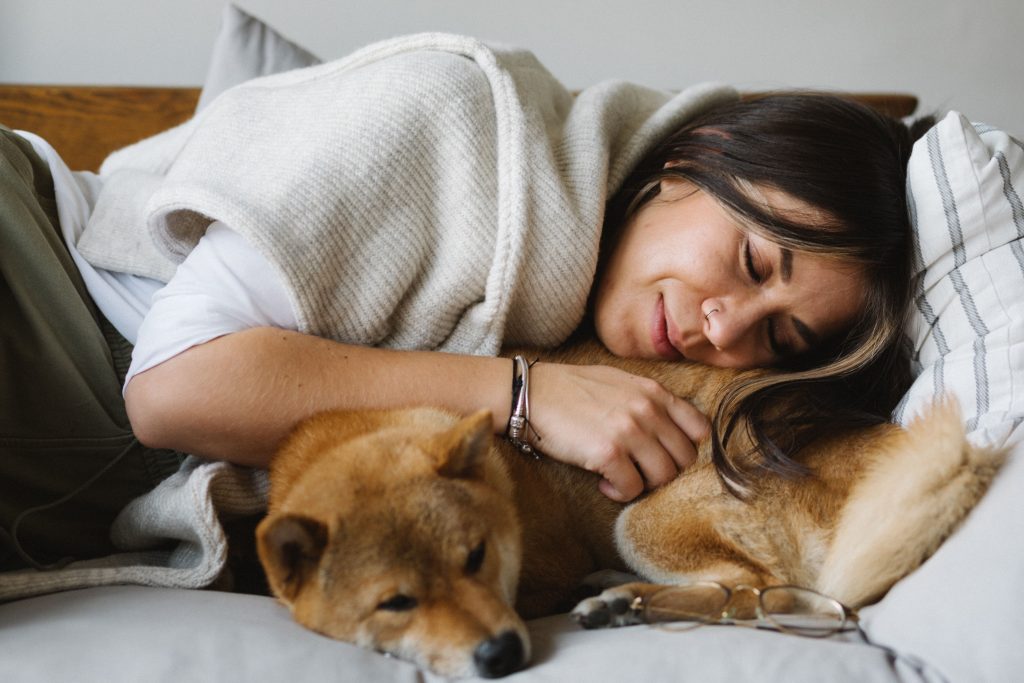 ¿Por qué a un perro le gusta dormir contra su dueño?