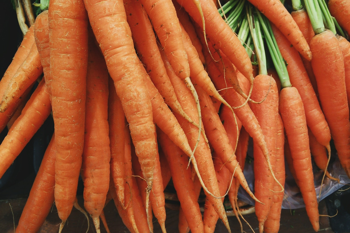 Wie man Karotten zu Hause anbaut: Finde es heraus!